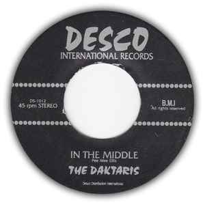 Image of Back Cover of 7" - /EX - THE DAKTARIS, In The Middle (Desco Records; DS-1012, US 1998), , - 2826120E