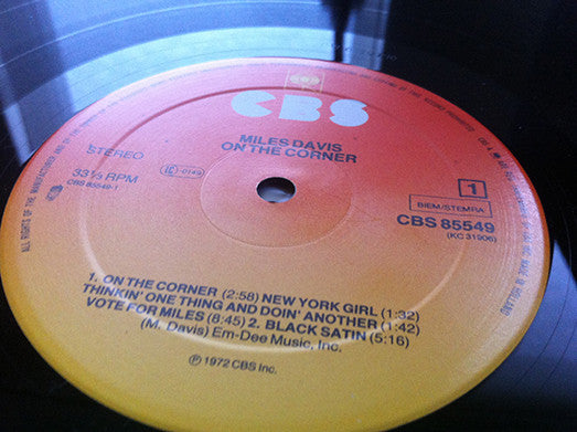 Image of Label Cover of LP - VG/VG+ - MILES DAVIS, On The Corner (CBS Sunburst; 85549, Netherlands 1980s Reissue), , - 3826026E