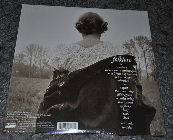 Image of Back Cover of 2xLP - VG+/VG+ - TAYLOR SWIFT, Folklore (Republic Records; 00602435034881, Europe 2020, Gatefold, 2 Inners, Beige/Brown vinyl), ,  - 2326327E