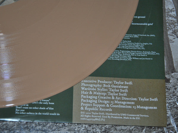 Image of Label Cover of 2xLP - VG+/VG+ - TAYLOR SWIFT, Folklore (Republic Records; 00602435034881, Europe 2020, Gatefold, 2 Inners, Beige/Brown vinyl), ,  - 2326327E