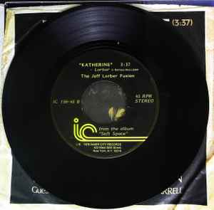 Image of Front Cover of 4154260S: 7" - THE JEFF LORBER FUSION, The Samba / Katherine (Inner City Records ; IC 156-45, US 1978, Plain sleeve)   /VG+