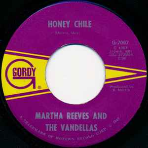 Image of Front Cover of 4724186E: 7" - MARTHA REEVES AND THE VANDELLAS, Honey Chile / Show Me The Way (Gordy; G-7067, US 1967) Light marks.  /VG
