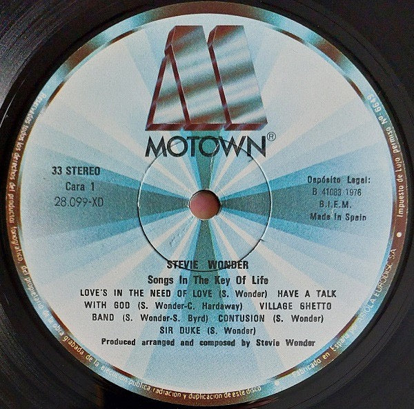 Image of Label Cover of 2xLP - VG/VG - STEVIE WONDER, Songs In The Key Of Life (Motown; 28.101 XD, Spain 1976, Gatefold, Booklet, With 7"), Faded spine and general light wear to sleeve. Disc have light marks only. Booklet has some writing in pen inside.,  - 2516490C