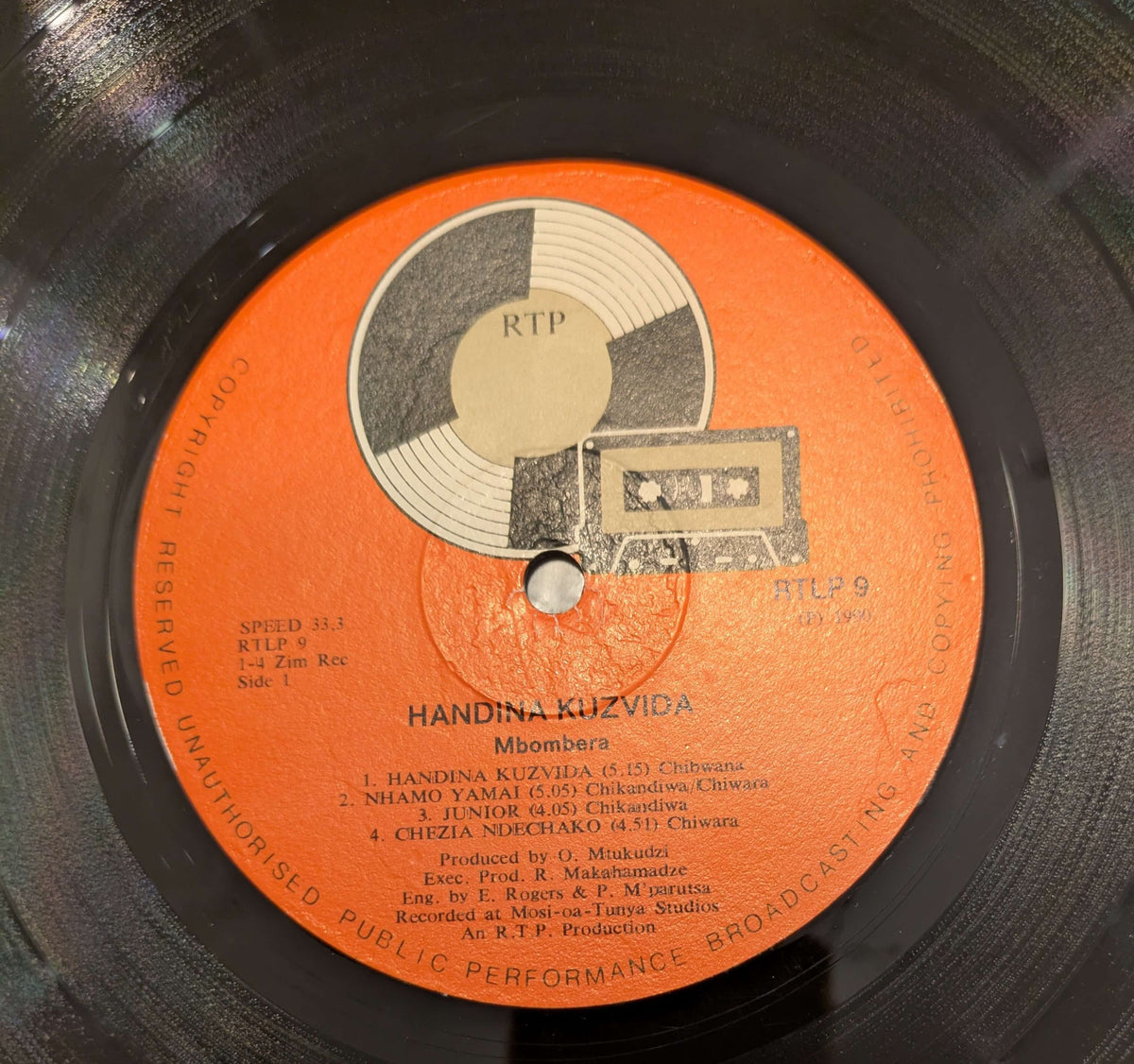 Image of Label Cover of LP - VG/VG - MBHOMBHERA, Handina Kuzvida (; RTLP9, Zimbabwe 1990), A few light hairlines. Sleeve has edgewear, bit of discolouration. ,  - 3826222E