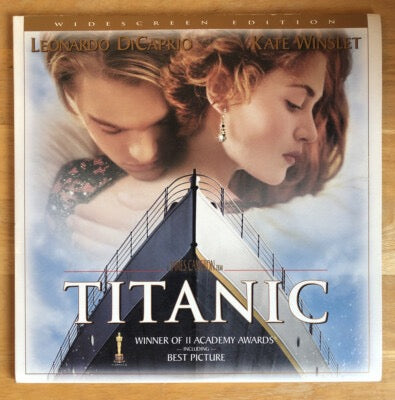 Image of Front Cover of 2xLaserdisc - VG+/EX - JAMES CAMERON, Titanic (Paramount Video; , US 1998), ,  - 4346321S