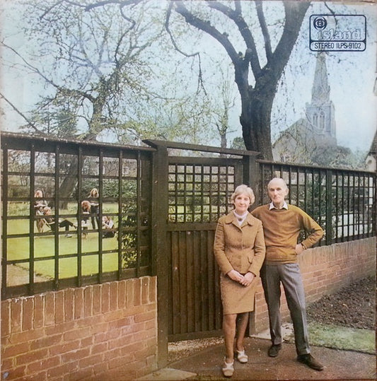 Image of Front Cover of LP - G+/G+ - FAIRPORT CONVENTION, Unhalfbricking (Island Pink/Black Circle Logo; ILPS 9102, UK 1969, 1st Pressing), Hairlines and a few heavier marks that look worse than they sound. Small split on spine and small rip on sleeve rear. ,  - 2926356E