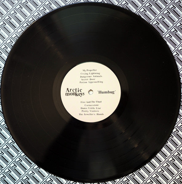 Image of Label Cover of LP - NEW/NEW - ARCTIC MONKEYS, Humbug (Domino; WIGLP220, UK Reissue, Gatefold, Insert, 180 Gram & Download), ,  - 1636221E