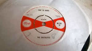 Image of Front Cover of 7" - /G - THE SKATALITES / DOTTY & BONNIE, Trip To Mars / A Bunch Of Roses (Island Records; WI-161, UK 1966, 4-Prong Centre), Loads of marks and scuffs, plays above grade. No centre piece, WOL.,  - 1416160C