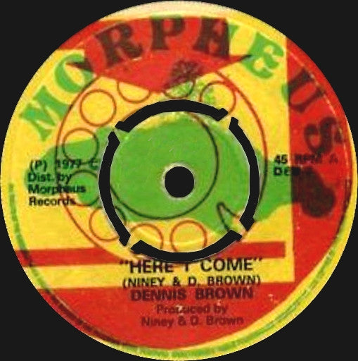 Image of Front Cover of 7" - /G+ - DENNIS BROWN, Here I Come (Morpheus; DEB 7, UK 1977, 4-Prong Centre), No centre piece, SWOL.,  - 4016417C